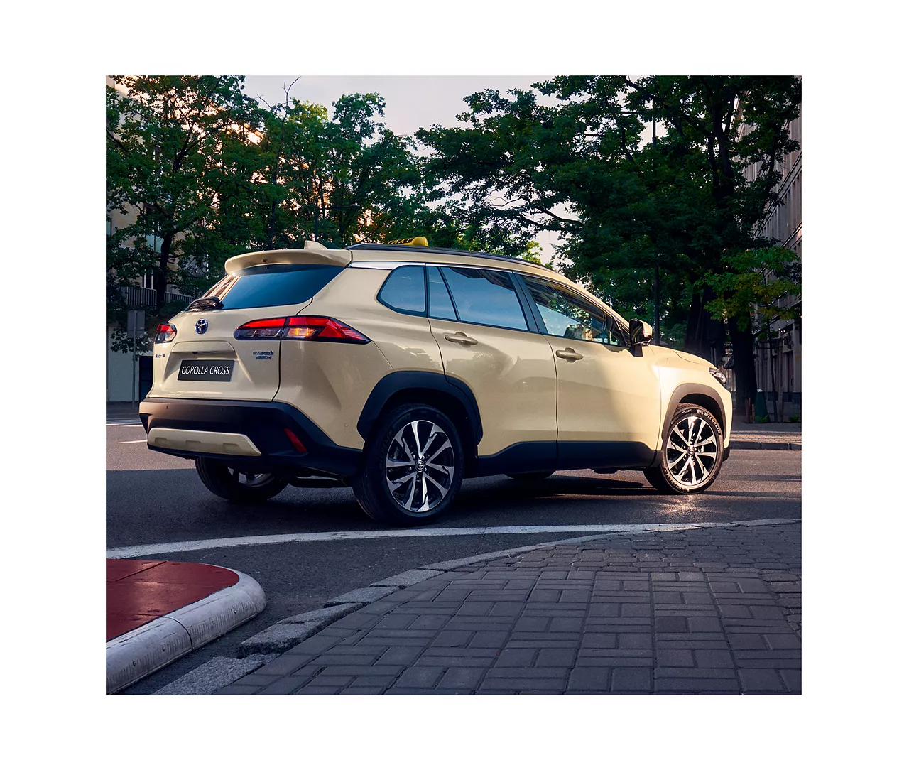 Beiger Corolla Cross Hybrid