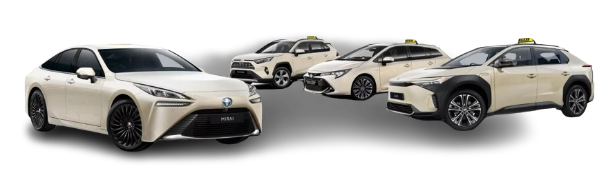 Reihe beige Toyota Taxis (u.a. Mirai und Hybridmodelle) vor weißem Hintergrund